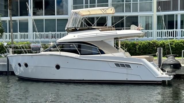 2013 Carver 34 Flybridge Command Bridge