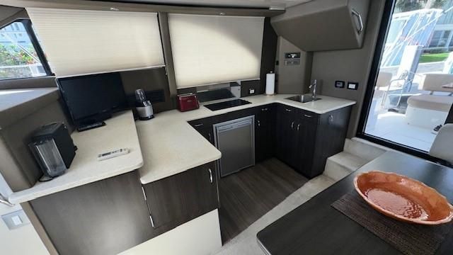 2013 Carver 34 Flybridge Command Bridge