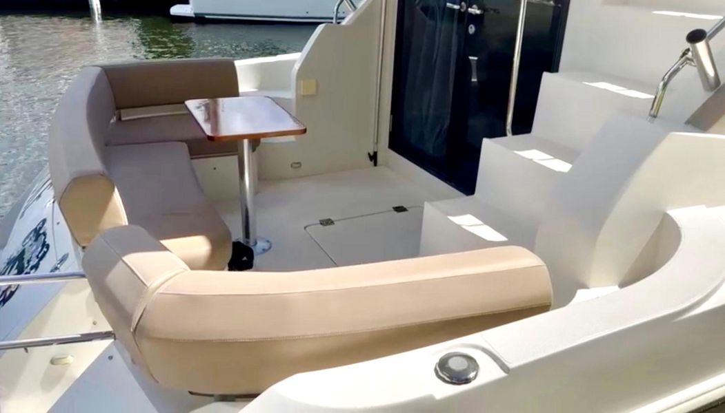 2013 Carver 34 Flybridge Command Bridge