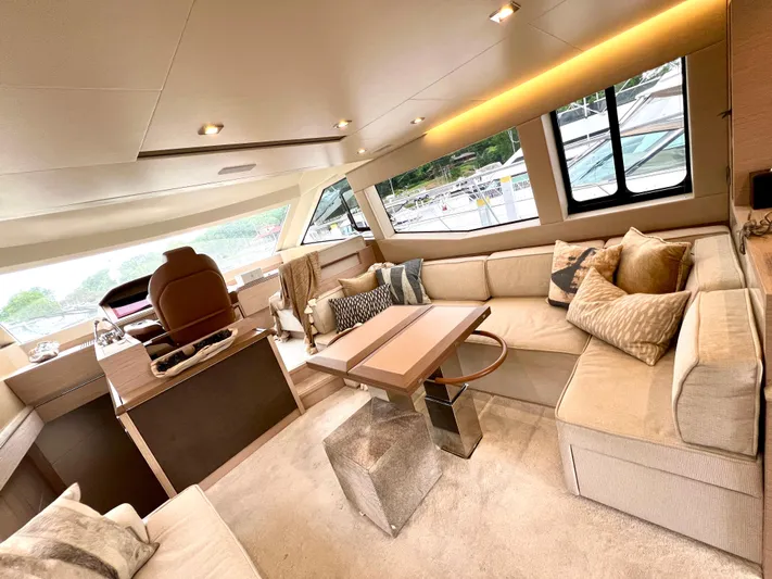 Tomorrow Yacht Photos Pics SALON STRB. SIDE