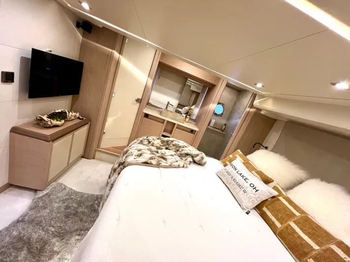 Tomorrow Yacht Photos Pics MASTER STATEROOM - STRB. SIDE