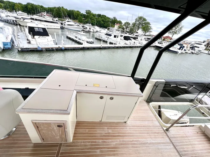 Tomorrow Yacht Photos Pics FLYBRIDGE WET BAR