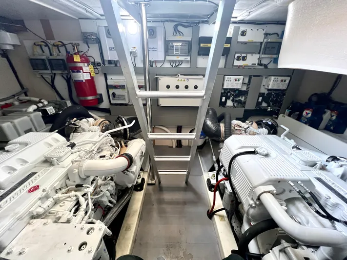 Tomorrow Yacht Photos Pics ENGINE ROOM