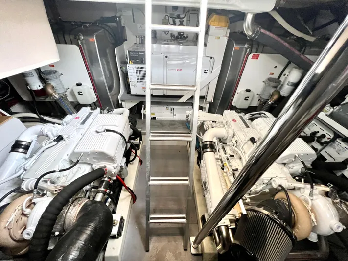 Tomorrow Yacht Photos Pics ENGINE ROOM