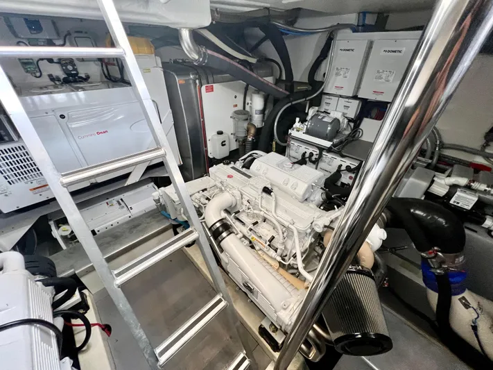 Tomorrow Yacht Photos Pics ENGINE ROOM