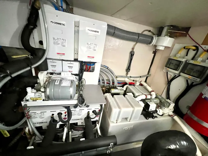 Tomorrow Yacht Photos Pics ENGINE ROOM