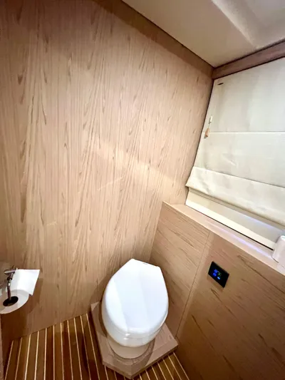 Tomorrow Yacht Photos Pics MASTER HEAD