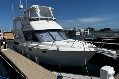 Carver 325 Aft Cabin
