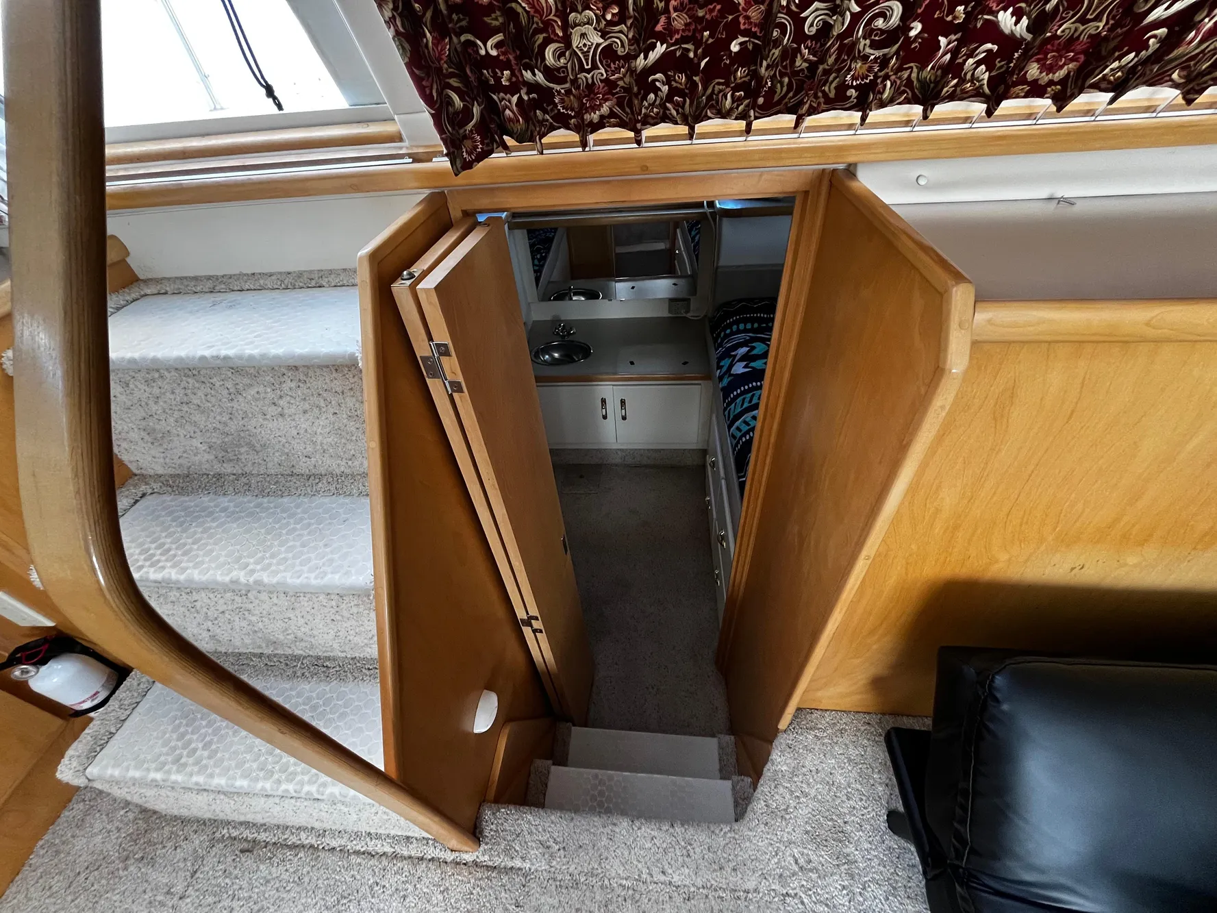 Interior view of 1996 Carver 325 Aft Cabin, showing stairs and cabin entrance.