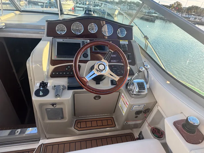 Pura Vida Yacht Photos Pics 2011 Sea Ray 330 Sundancer helm with wooden steering wheel.