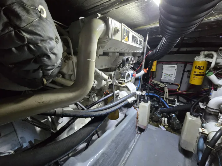 Saga Yacht Photos Pics Engine room of a 1999 Sea Ray 480 Sedan Bridge, showcasing mechanical components and wiring.