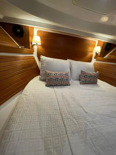 Silver Lining Yacht Photos Pics BC34O