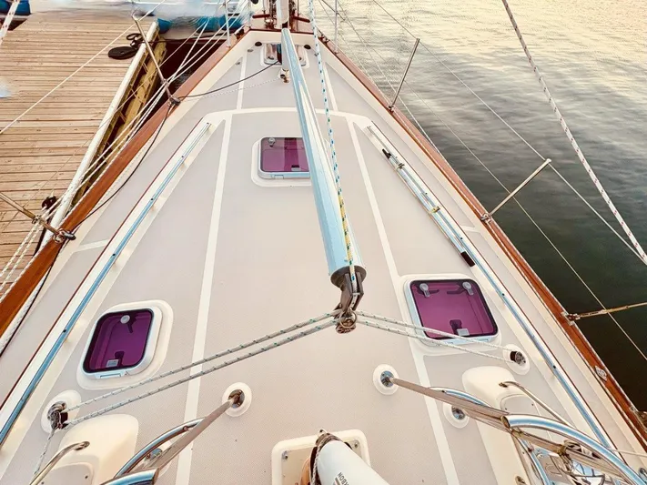 Calliope Yacht Photos Pics 2007 Island Packet 485 sailboat deck with hatches and rigging, docked at marina.