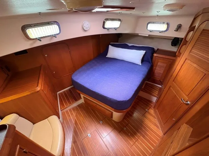 Calliope Yacht Photos Pics Luxurious 2007 Island Packet 485 yacht cabin with wooden interior and cozy bed.