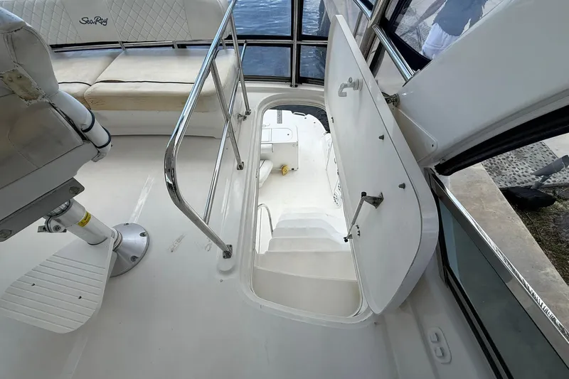  Yacht Photos Pics 2005 Sea Ray 500 Sedan Bridge interior with open hatch and seating area.