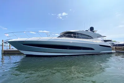 Riviera 5400 Sport Yacht