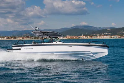2025 Axopar 28 T Top