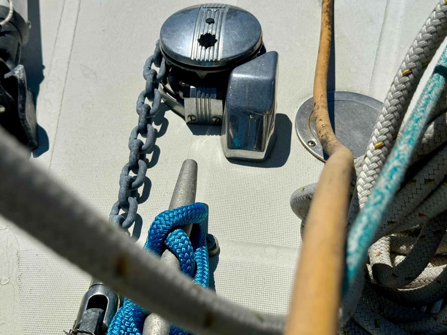 Deck equipment on a 1988 Beneteau First Class 12 sailboat, featuring ropes and a chain.