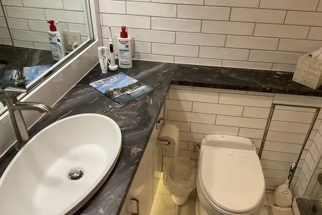 Moor River Yacht Photos Pics Bathroom interior of 1997 Hatteras 70 Sport Deck Motor Yacht with modern fixtures.