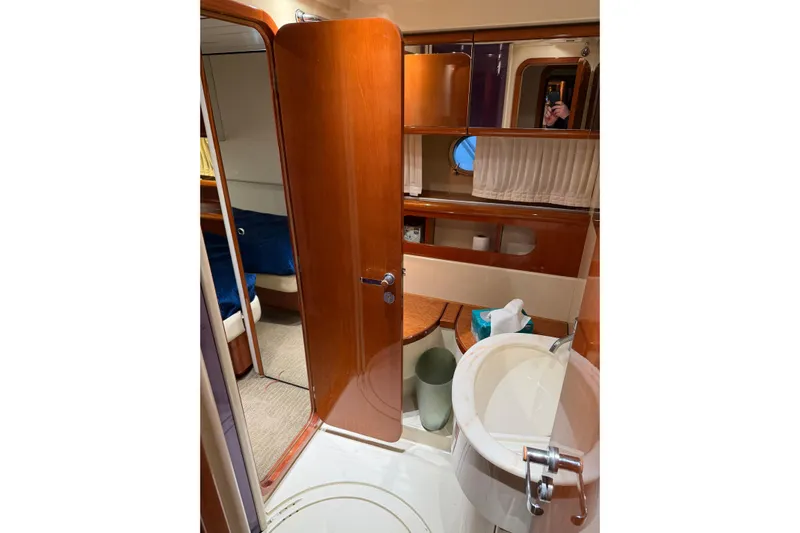  Yacht Photos Pics Interior of 1994 Ferretti Yachts 185 Fly, featuring bathroom and cabin area.