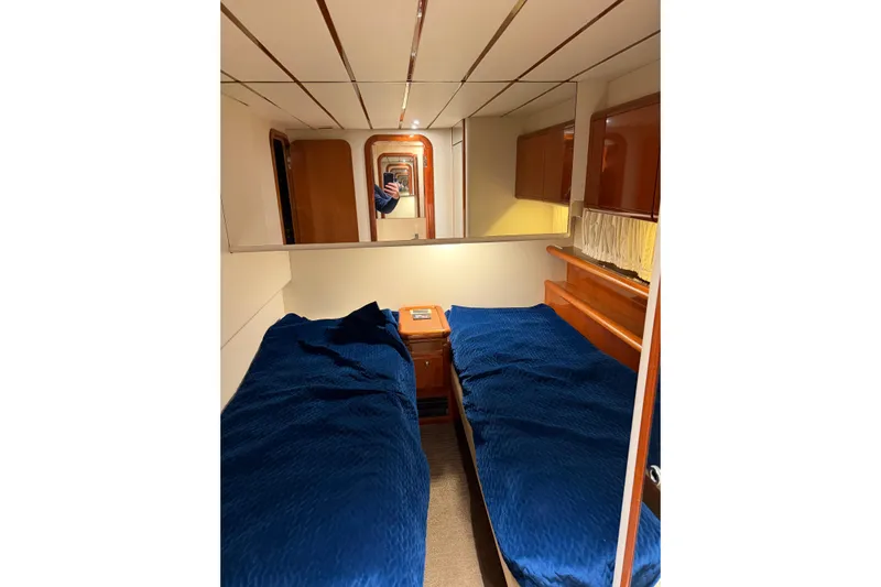  Yacht Photos Pics Cozy twin cabin with blue bedding on 1994 Ferretti Yachts 185 Fly.