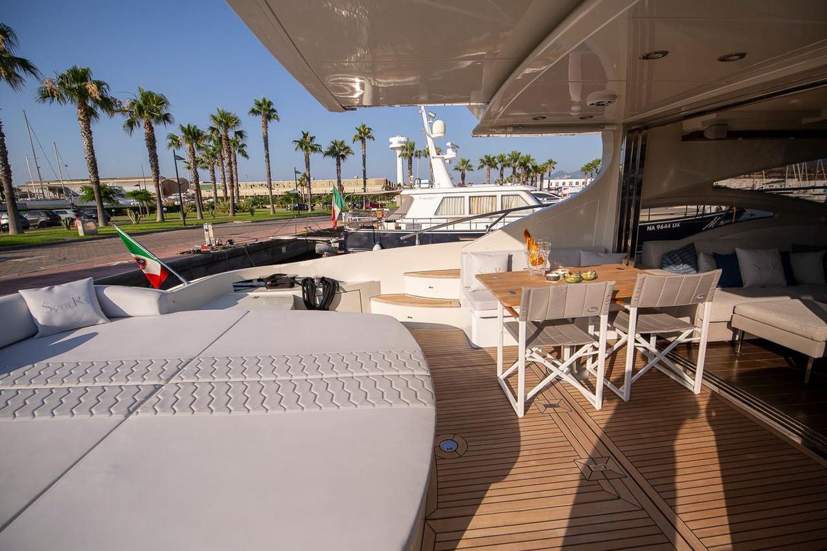 2005 Azimut 65 