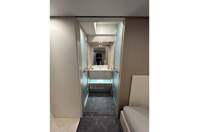  Yacht Photos Pics Interior of 2024 Azimut Fly 68 yacht, featuring modern design and luxurious amenities.