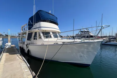 Mariner 35 Flybridge Sedan