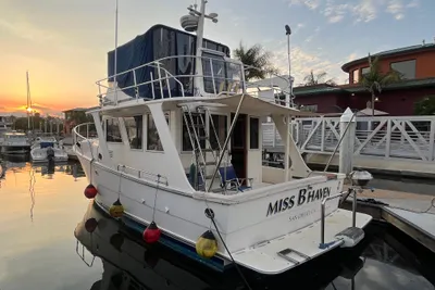 Mariner 35 Flybridge Sedan