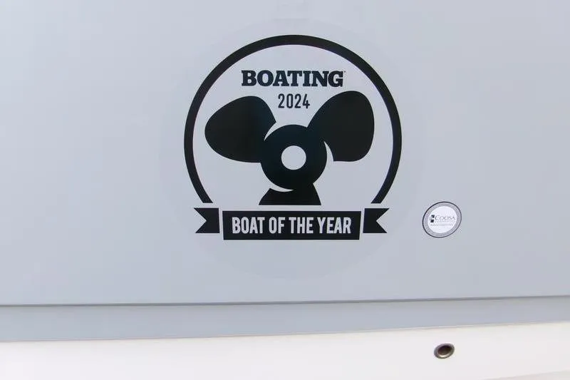 Yacht Photos Pics Monterey Elite 30 OB 2026, Boating 2024 Boat of the Year award logo.