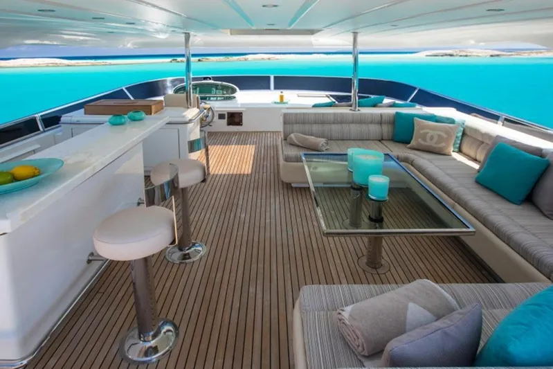 Mr & Mrs Smith Yacht Photos Pics Flybridge