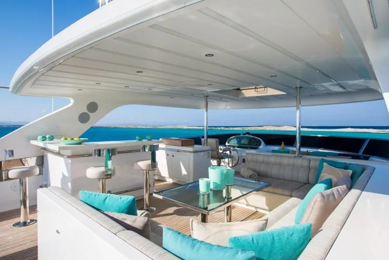 Mr & Mrs Smith Yacht Photos Pics Flybridge dining area