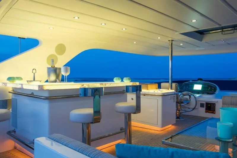 Mr & Mrs Smith Yacht Photos Pics Flybridge bar