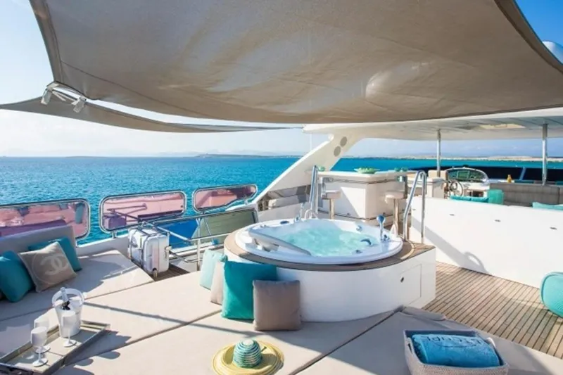 Mr & Mrs Smith Yacht Photos Pics Jacuzzi
