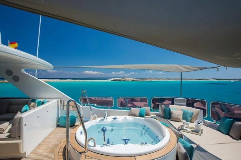 Mr & Mrs Smith Yacht Photos Pics Jacuzzi