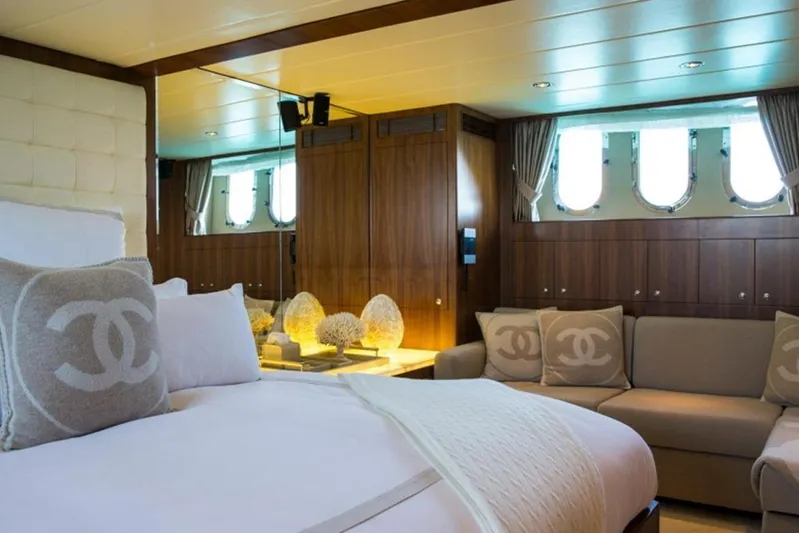 Mr & Mrs Smith Yacht Photos Pics Master cabin
