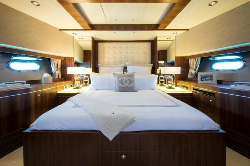 Mr & Mrs Smith Yacht Photos Pics VIP cabin