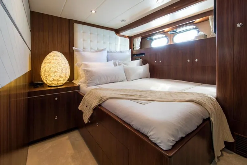 Mr & Mrs Smith Yacht Photos Pics Double cabin