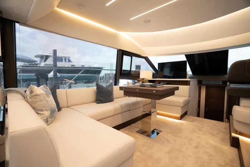 Nice Boat Yacht Photos Pics Salon/Dinette