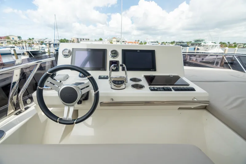 Nice Boat Yacht Photos Pics Flybridge Helm/Electronics