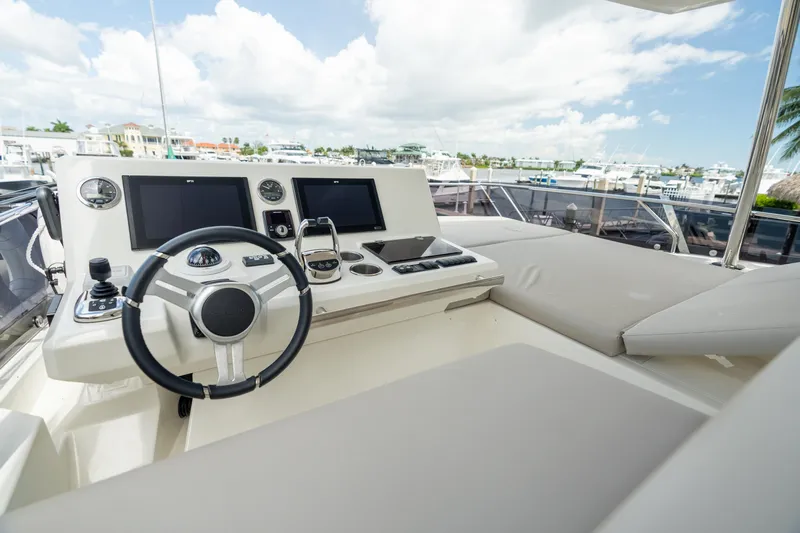 Nice Boat Yacht Photos Pics Flybridge Helm/Electronics