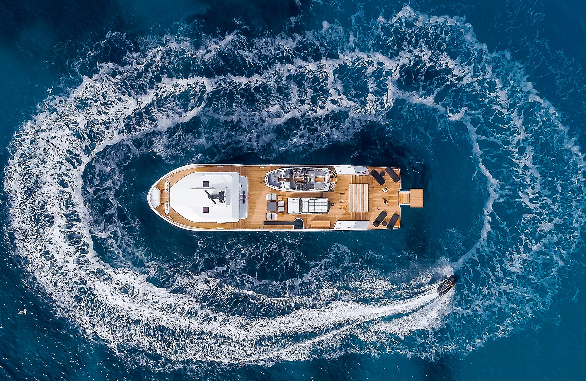 Yacht Photo 16