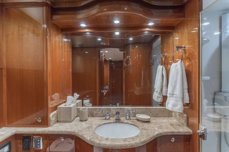 Malou Yacht Photos Pics 2011 Hampton 620 Pilothouse - Image 27