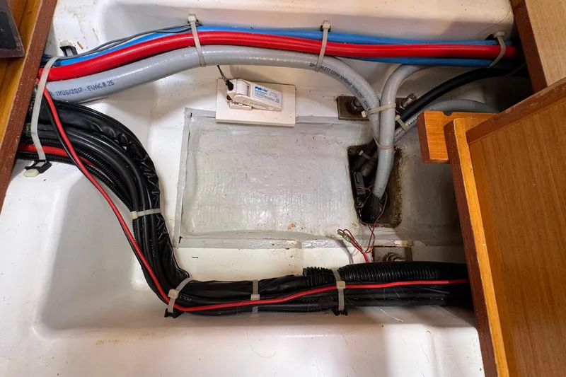 Layover Yacht Photos Pics Electrical wiring and plumbing in a 2018 Jeanneau Sun Odyssey 389 sailboat.