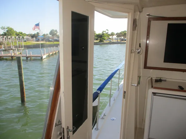  Yacht Photos Pics Interior view of 1986 Hatteras 43 Double Cabin yacht with open door to water.