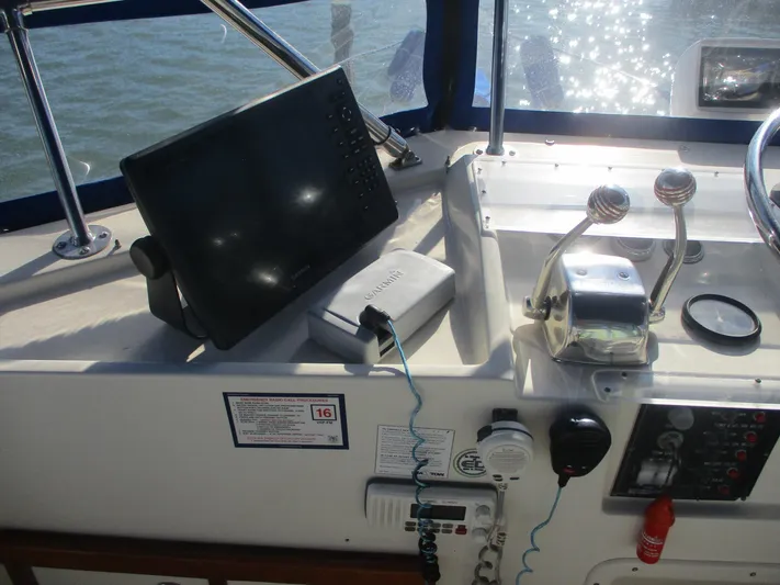  Yacht Photos Pics Control panel of a 1986 Hatteras 43 Double Cabin yacht with navigation equipment.