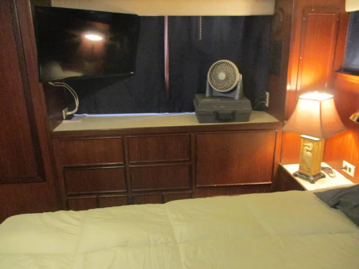  Yacht Photos Pics Interior of 1986 Hatteras 43 Double Cabin with TV, fan, and lamp.