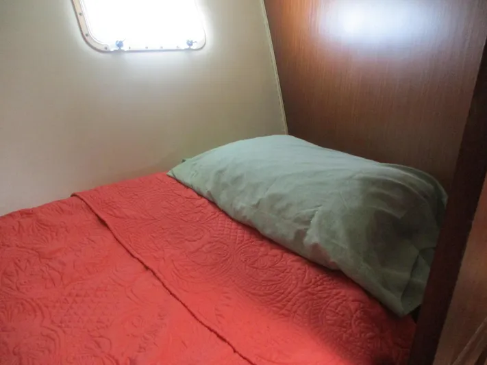  Yacht Photos Pics Cozy cabin bed with red quilt in 1986 Hatteras 43 Double Cabin yacht.