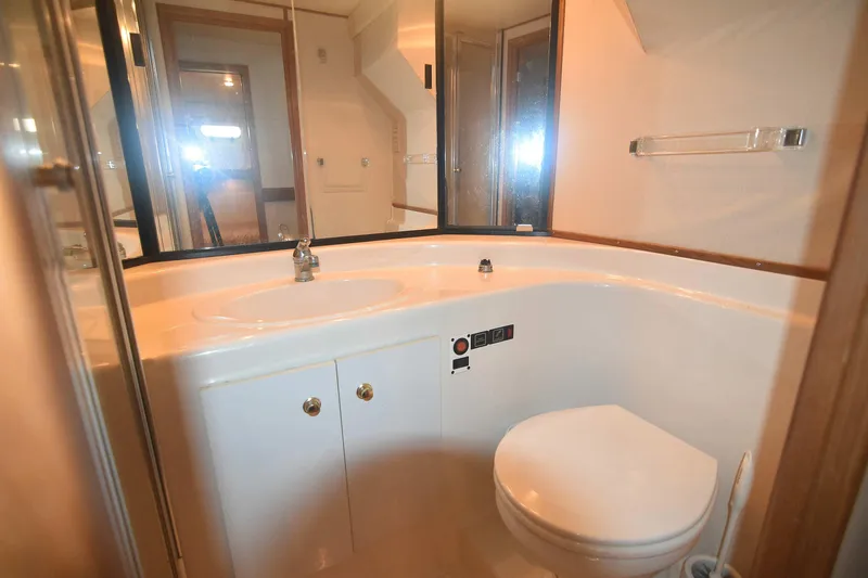 Lady B Yacht Photos Pics 1999 Bayliner 4788 Motoryacht - Head