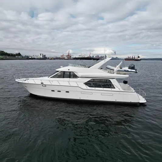 Solana Yacht Photos Pics 2000 Bayliner 5288 Pilot House Motoryacht on calm water under cloudy sky.